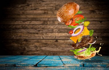 Malzemeler uçan ile büyük lezzetli burger.