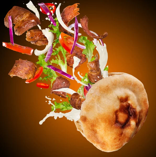 Kebab smörgås med flygande ingredienser. — Stockfoto