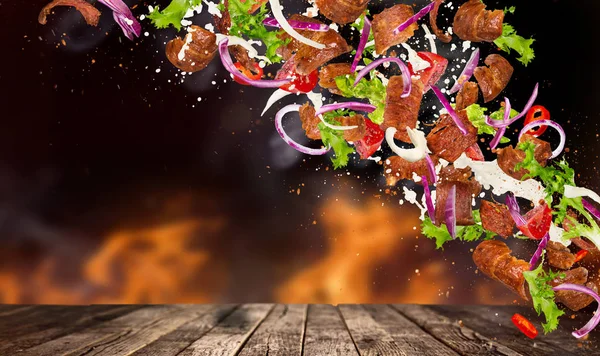 Sanduíche de Kebab com ingredientes voadores . — Fotografia de Stock