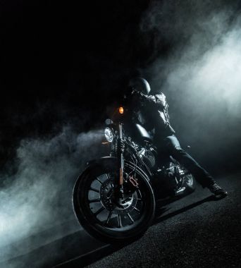 Yüksek güç motosiklet helikopter geceleri.