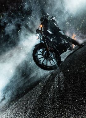 Yüksek güç motosiklet helikopter geceleri.