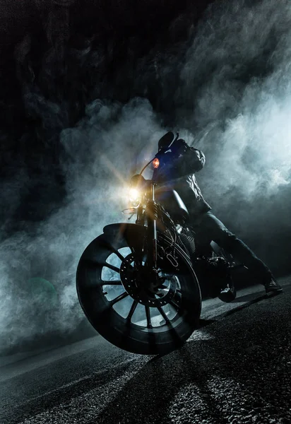 Motociclista ad alta potenza di notte . — Foto Stock