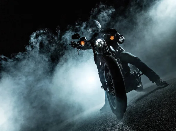 高功率摩托车斩波器在晚上. — 图库照片
