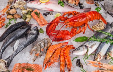 Eski ahşap masada servis edilen taze deniz ürünleri..