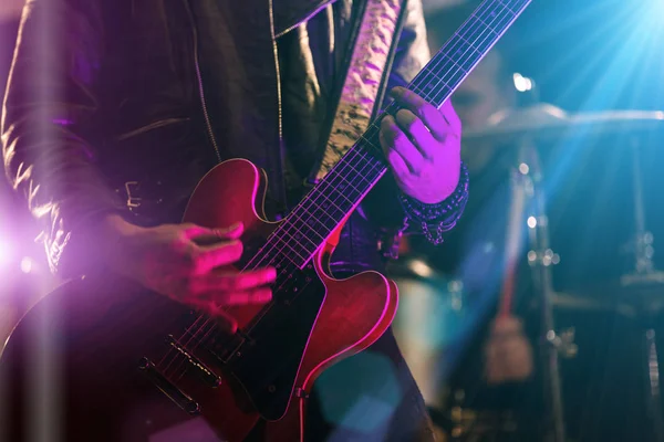 En rocker spelar gitarr på scen. — Stockfoto