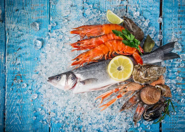 Frutos do mar saborosos frescos servidos na velha mesa de madeira. — Fotografia de Stock