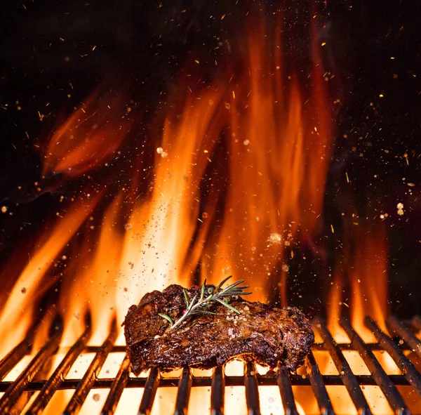 Bistecche di manzo alla griglia con fiamme — Foto Stock