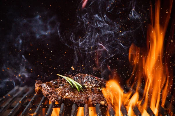 Μπριζόλες βοείου κρέατος στη σχάρα με φλόγες — Φωτογραφία Αρχείου
