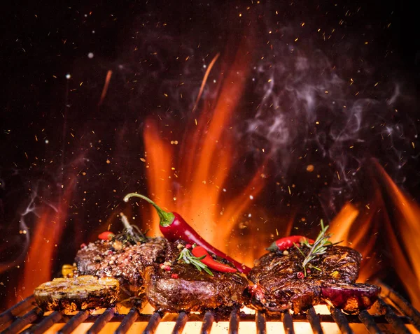 Filetes de res en la parrilla con llamas — Foto de Stock
