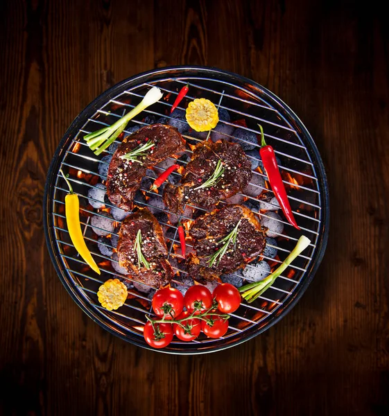 Parrilla de barbacoa con filetes de ternera, primer plano . — Foto de Stock