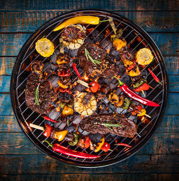 Гриль для барбекю со стейками, крупным планом
.