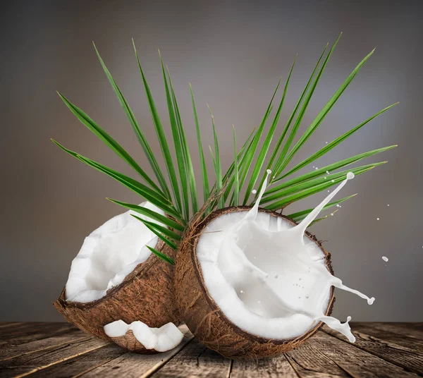 Detail z kokosových ořechů s mlékem splash. — Stock fotografie
