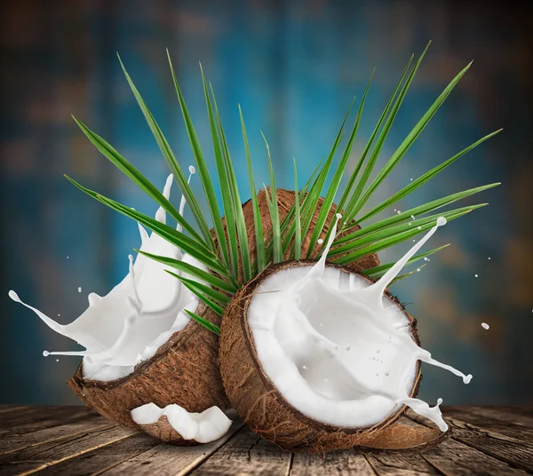 Nahaufnahme einer Kokosnuss mit Milchspritzer. — Stockfoto