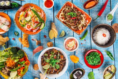 Çeşitli Asya yemek rustik arka plan, üstten görünüm, metin için yer.