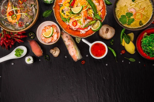 Verschiedene asiatische Gerichte auf rustikalem Hintergrund, Draufsicht, Platz für Text. — Stockfoto