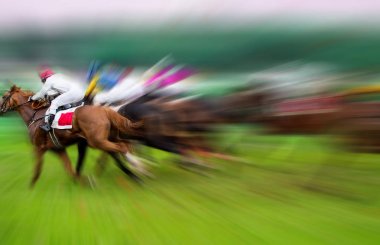 At yarışları jokeylerle dolu.