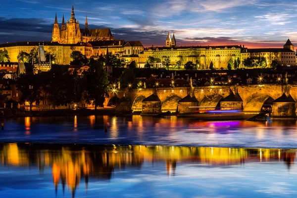 Château de Prague après le coucher du soleil. Europe, République tchèque . — Photo