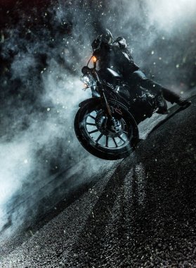 Yüksek güç motosiklet helikopter geceleri.