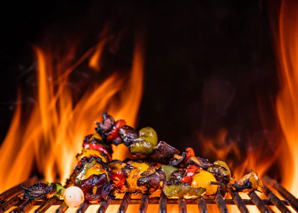Espetos saborosos na grelha com chamas — Fotografia de Stock