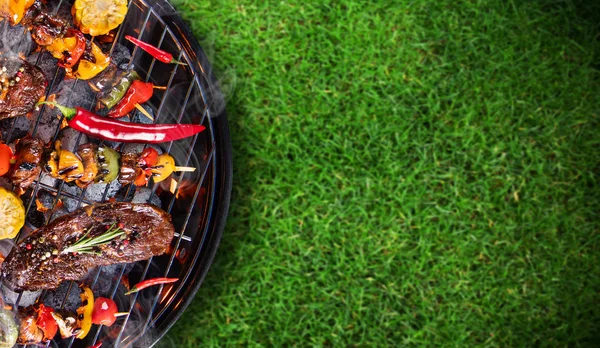 Barbecue grill marhahússal, közelkép. — Stock Fotó