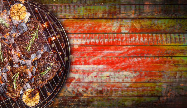 Гриль для барбекю со стейками, крупным планом
.