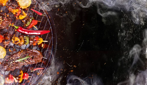 Гриль барбекю з яловичими стейками, крупним планом . — стокове фото