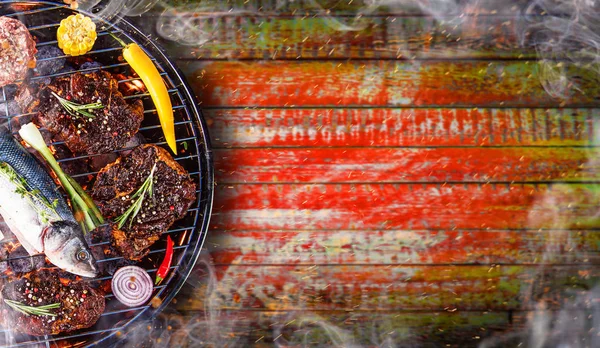 Parrilla de barbacoa con filetes de ternera, primer plano . — Foto de Stock