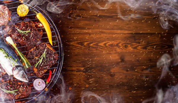 Barbecue grill with beef steaks, close-up. — Stock Photo, Image