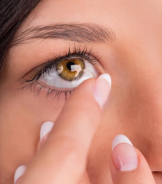 Egy fiatal nő kontaktlencsét tett a szemébe.. — Stock Fotó