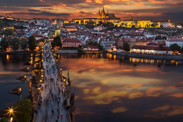 Prague Castle güneş battıktan sonra. Avrupa, Çek Cumhuriyeti. — Stok fotoğraf