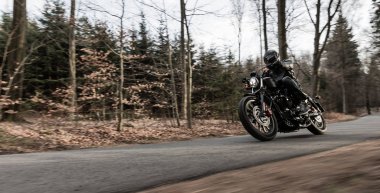 Günbatımı sırasında kişini Sportster motosiklet.