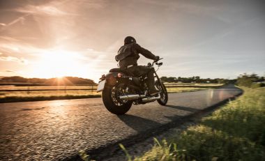 Günbatımı sırasında kişini Sportster motosiklet.