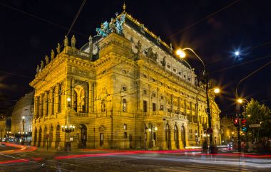 Gece boyunca Prag'da Ulusal Tiyatro.