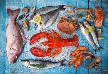 Eski ahşap masada servis edilen taze deniz ürünleri..