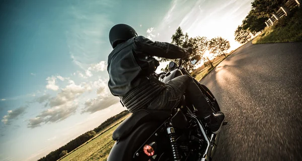 Hombre montando motocicleta deportiva durante la puesta del sol . — Foto de Stock