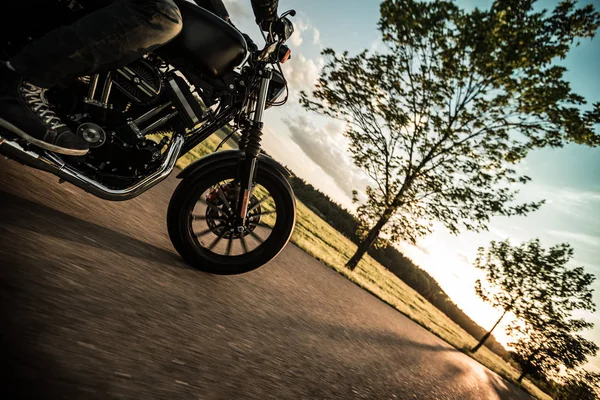 Uomo guida moto sportiva durante il tramonto . — Foto Stock