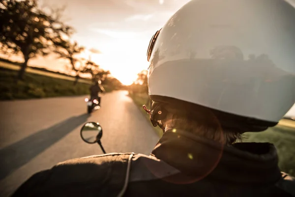 Άνδρα ιππασία μοτοσικλέτα sportster κατά το ηλιοβασίλεμα. — Φωτογραφία Αρχείου