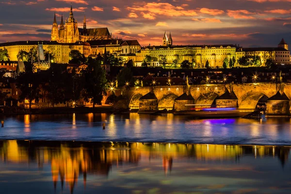 Pražský hrad po západu slunce. Evropa, Česká republika. — Stock fotografie