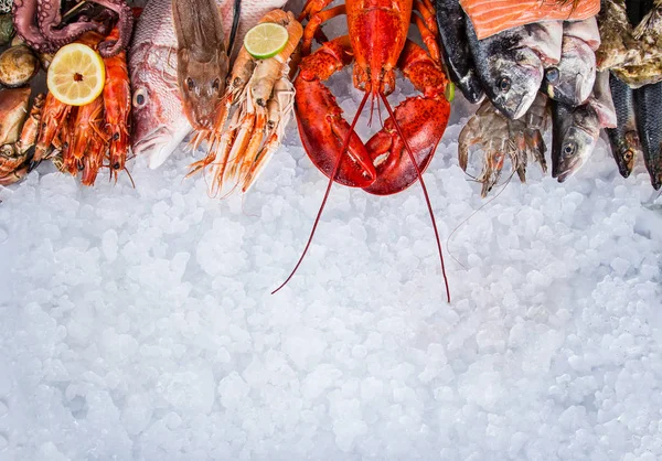 Свежие вкусные морепродукты подаются на старом деревянном столе. — стоковое фото