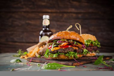 Eski ahşap masaya servis büyük lezzetli burger.