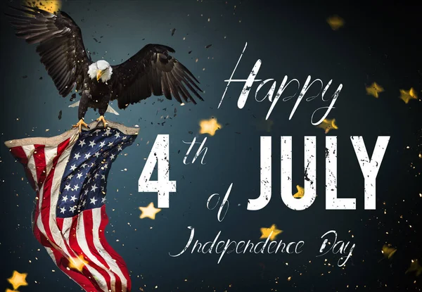 Fête américaine du 4 juillet. Pygargue à tête blanche avec drapeau américain — Photo