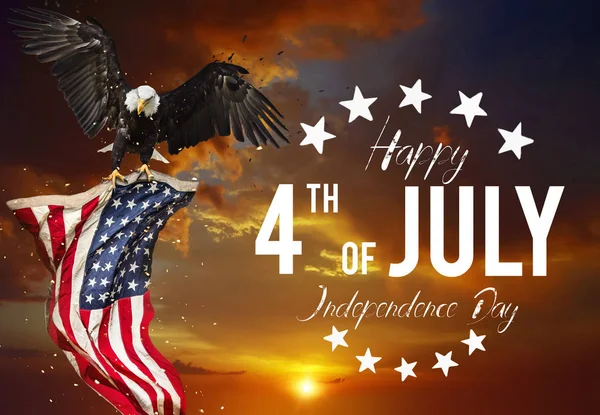 Fiesta americana 4 de julio. Águila calva con bandera americana — Foto de Stock