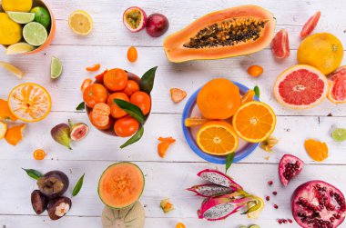 Vintage Beyaz ahşap masa üzerinde taze karışık meyve.