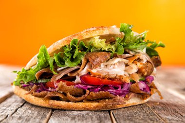 Kebap sandviç eski ahşap masa üzerinde kapat.