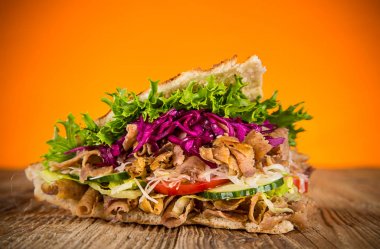 Kebap sandviç eski ahşap masa üzerinde kapat.