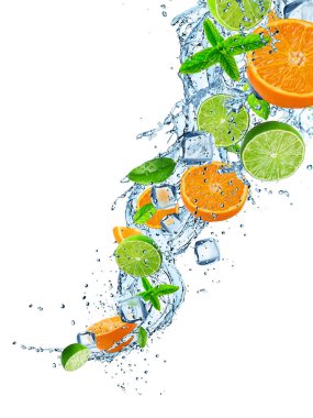 Taze limes ve portakal beyaz üzerine su sıçrama ile.
