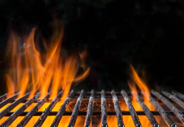 Pusty Bbq Charcoal żeliwa w Flaming grill. — Zdjęcie stockowe