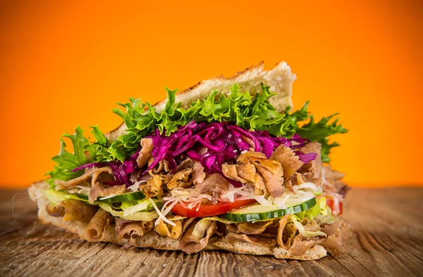 Zbliżenie na kebab sandwich na starym drewnianym stole. — Zdjęcie stockowe