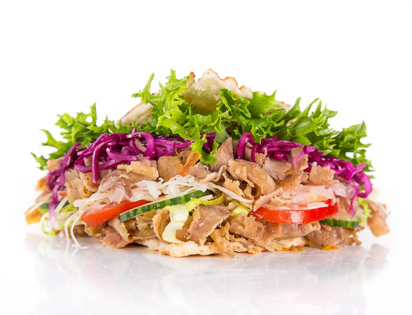 Nahaufnahme von Kebab-Sandwich auf Weiß. — Stockfoto