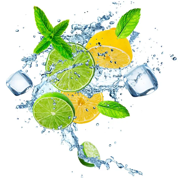 Limões frescos e limões com respingo de água . — Fotografia de Stock